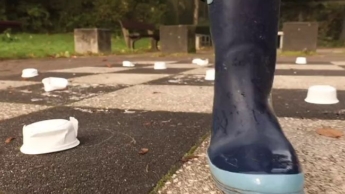 Becher Crushing in Gummistiefel / Rubberboots – so geile Geräusche – Geräuscherlebnis pur
