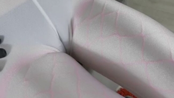 Cameltoe und Po in weisser Leggings – transparente Leggings mit pinken Netzstrümpfen darunter