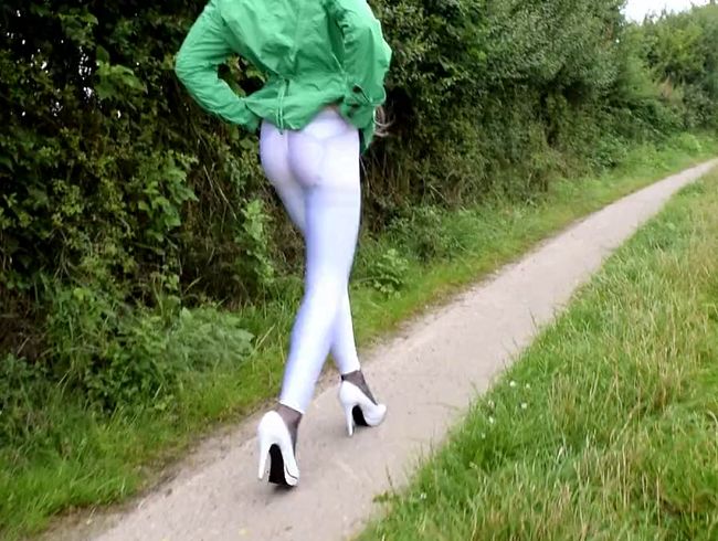Cameltoe und grüne Jacke – transparente Leggings mit Strapse drunter- einfach nur geil