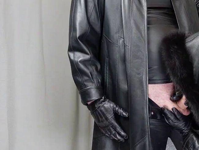 Classy Leather Lady gibt vollen Blowjob in Leder – Abspritzen garantiert!