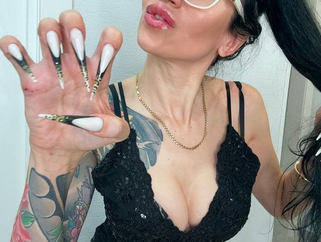 Die neue Nagelform ist noch länger, scharfe Stilettos, Handjobs mit Spucke, schwarzes enges Kleid an