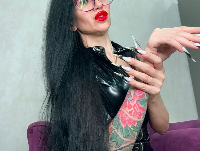 Die neue Nagelform ist noch länger, scharfe Stilettos, lange Finger, ein enges PVC-Kleid und Netzstrümpfe