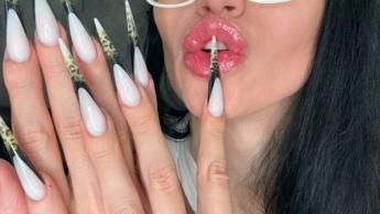 Die neue Nagelform ist noch länger, scharfe Stilettos, lange Finger lutschen, weiße Spitzenunterwäsche an mir