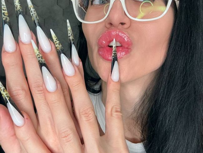 Die neue Nagelform ist noch länger, scharfe Stilettos, lange Finger lutschen, weiße Spitzenunterwäsche an mir