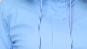 Die schwarze Lackhose und ein blauer Regenmantel