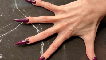 Dunkelviolette lange Nägel, Krallen, lange flexible Finger, breite Handflächen, Nagelklopfen