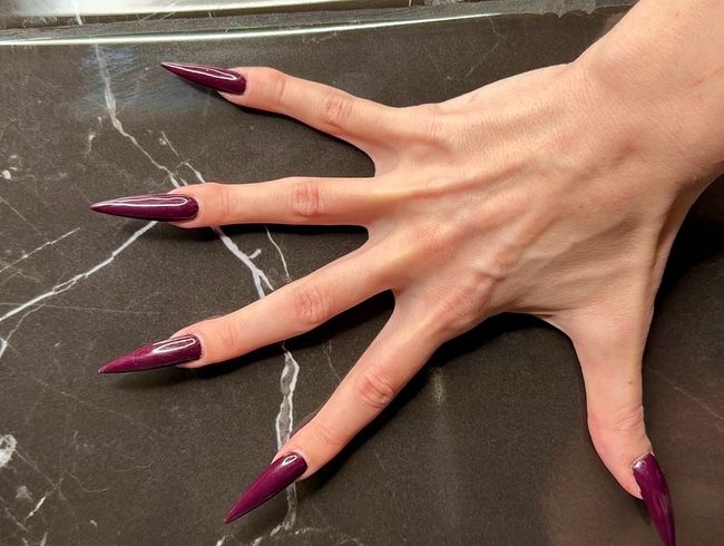 Dunkelviolette lange Nägel, Krallen, lange flexible Finger, breite Handflächen, Nagelklopfen