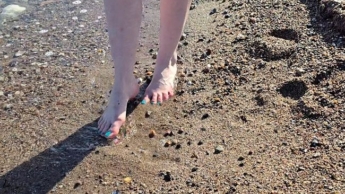 Feuchte Fußspiele am Strand – feuchter Sand und geile Füße