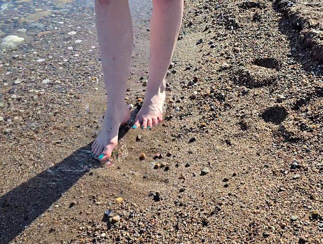 Feuchte Fußspiele am Strand – feuchter Sand und geile Füße
