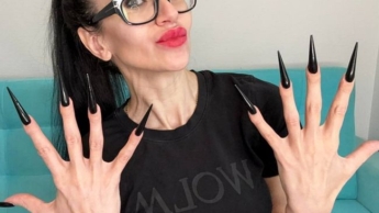 Fingerschnippen, lange Finger mit SCHWARZEN langen Nägeln