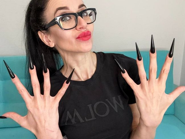 Fingerschnippen, lange Finger mit SCHWARZEN langen Nägeln
