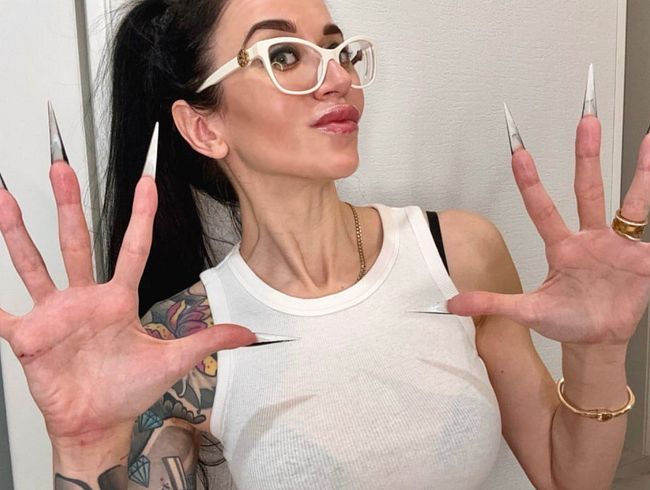 Fingerschnippen und Fingerlutschen mit langen Nägeln, weißer Brille und Gesicht
