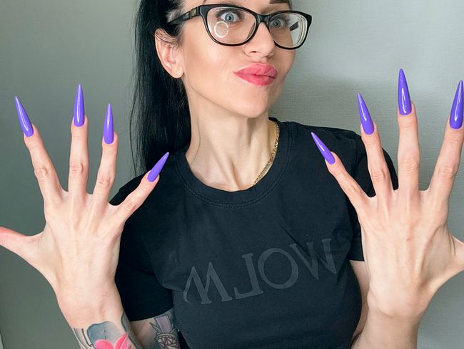 Fingerschnippen und Fingerlutschen mit langen lila Nägeln, Brille und Gesicht