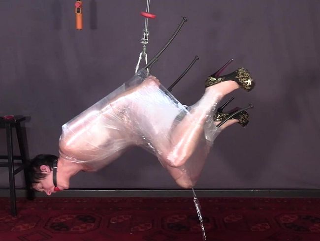 Folien Bondage auf dem Stuhl