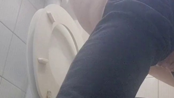 Furze und Pinkeln in der öffentlichen Toilette, ein schönes italienisches Mädchen pisst und furzt