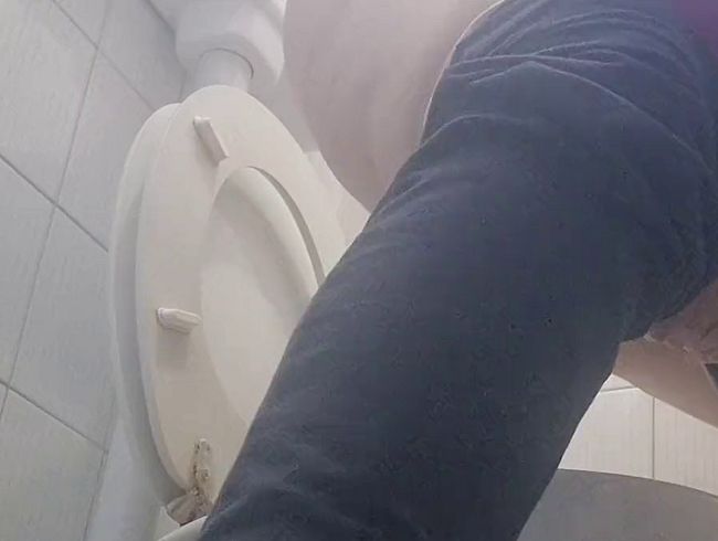 Furze und Pinkeln in der öffentlichen Toilette, ein schönes italienisches Mädchen pisst und furzt