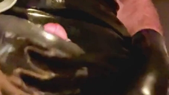 Handjob im Latexdress