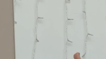 Heiße Füße reiben sich aneinander und an sich selbst ????