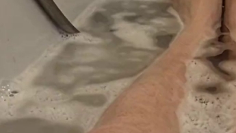 Ich liege in der Badewanne und bin nicht alleine – die Kamera ist mit dabei…. Du auch?