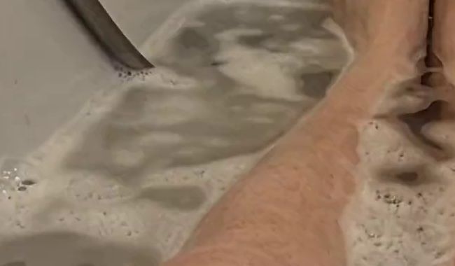 Ich liege in der Badewanne und bin nicht alleine – die Kamera ist mit dabei…. Du auch?