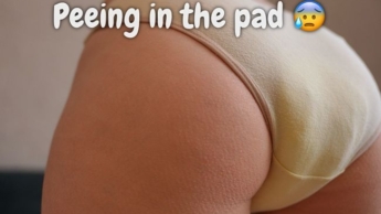 In die Inkontinenzeinlage pinkeln! Versaute Fantasie! Amateur