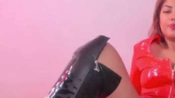 Joi Strapon auf dem Bett