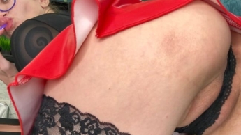 Leck mein enges Arschloch tief, verehre meinen Arsch und mein zwinkerndes Arschloch