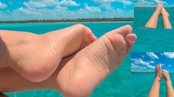 Meine süßen Füße sonnen sich im karibischen Meer