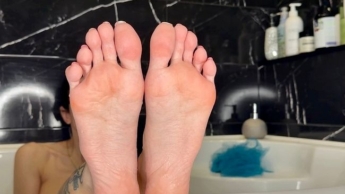 Meine weichen Sohlen in einer Wanne, nackte Füße mit langen Zehen, nasse, faltige Sohlen