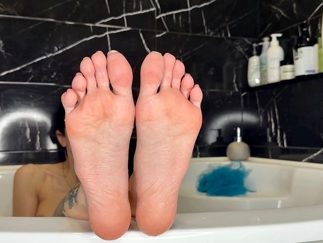 Meine weichen Sohlen in einer Wanne, nackte Füße mit langen Zehen, nasse, faltige Sohlen