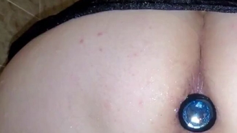 Natursekt ich pinkel Doggy mit Analplug in die Badewanne für NS Liebhaber
