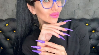 Neue längere Form und neue lila Farbe, Krallen, lange Finger und Handjobs, Spucke, Gesichtsglamour-Fetisch