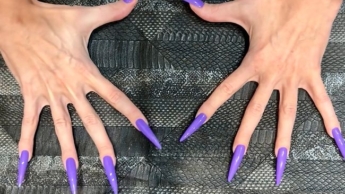 Neue längere Form und neue lila Farbe, Krallen, lange flexible Finger breite Handflächen, cremefarbene Hände, Schmuck