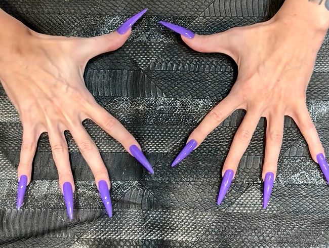 Neue längere Form und neue lila Farbe, Krallen, lange flexible Finger breite Handflächen, cremefarbene Hände, Schmuck