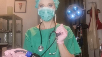 POV BIZARRKLINIK: Medizinische Kontrolle der Atmung durch eine Gasmaske