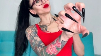 SCHWARZ Lange Nägel, scharfe Stilettos, lange Finger beim Saugen, Handjobs mit Spucke und rote Spitzenunterwäsche