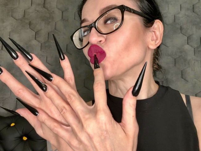 SCHWARZ Lange Nägel, scharfe Stilettos, lange Finger lutschen und Hände anbeten, Handflächen weit