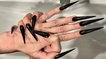 SCHWARZ Lange Nägel, scharfe Stilettos, lange Finger und Hände Anbetung, Handflächen breit