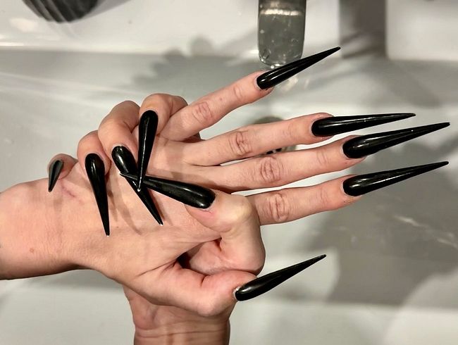 SCHWARZ Lange Nägel, scharfe Stilettos, lange Finger und Hände Anbetung, Handflächen breit