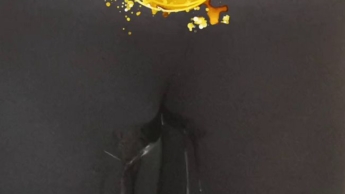 Sieh mir zu wie ich in meine Leggins pinkel