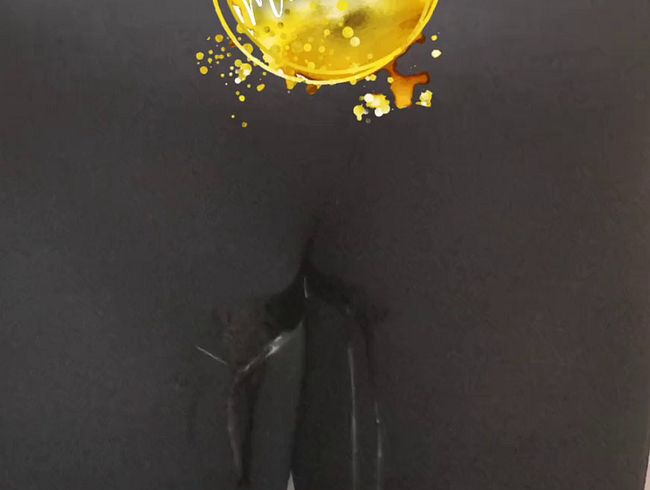 Sieh mir zu wie ich in meine Leggins pinkel
