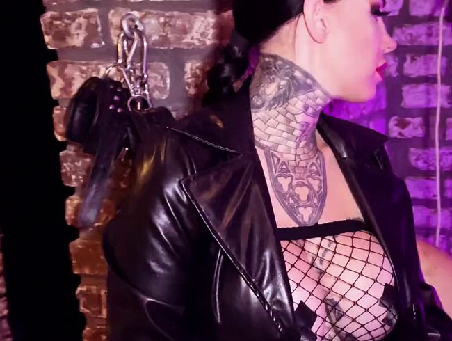 Sklave bekommt pump Analschwanz