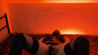 Spaß mit Spielzeugen in neuer Latexmaske