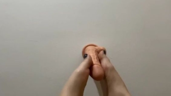 Wie ich meinen Dildo gerne mit meinen Füßen masturbiere