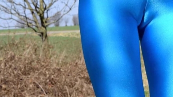blaue Leggings 2 – Fortsetzung von – blaue Leggings zwischen den Feldern Teil 2