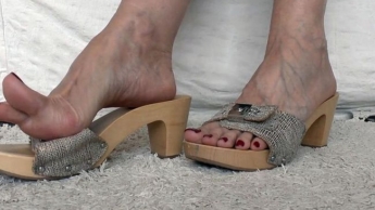 Beige Gold Holzpantoffeln, sexy Füße mit rot lackierten Zehennägeln