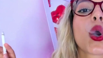 Blondine raucht und macht sich über dich lustig