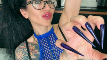 DUNKELblaue lange Nägel, scharfe Stilettos, lange Finger, HEISSE Handjobs mit Spucke und blauem PVC auf