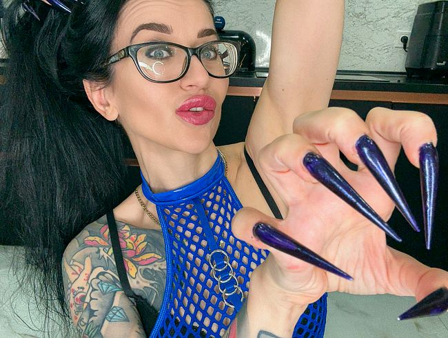 DUNKELblaue lange Nägel, scharfe Stilettos, lange Finger, HEISSE Handjobs mit Spucke und blauem PVC auf