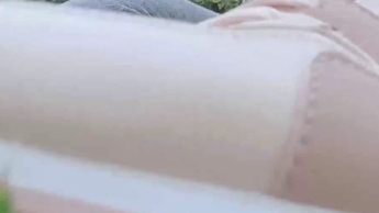 Der Traum einer Frau von einer Riesin, die im Garten Spielzeugautos zerquetscht